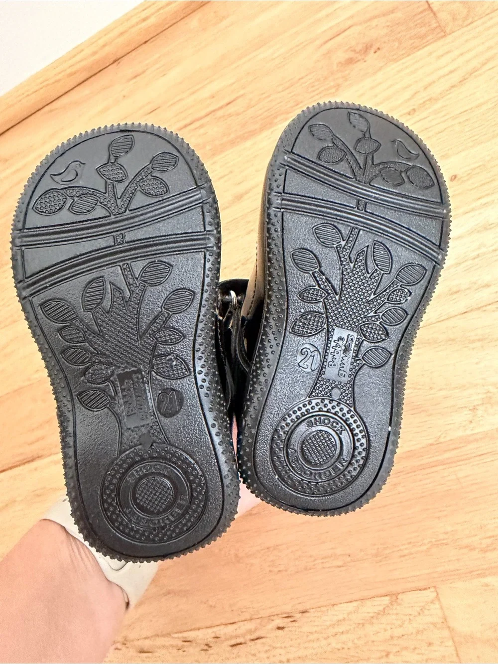 Bubble Gummers Little Girl Black Patent Mary Jane Shoes with Flower Accent 5M